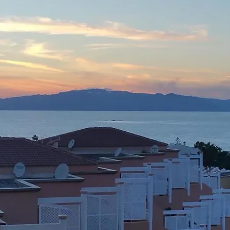 Vaso Rojo Vista Mar 아데제